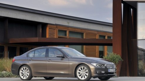 BMW heeft de prijzen van de nieuwe 3 Serie paraat. Vanaf februari volgend jaar is de sedan er vanaf 35.900 euro. Samen met de gelijk geprijsde dieselinstapper 316d en de 320d EfficientDynamics Edition