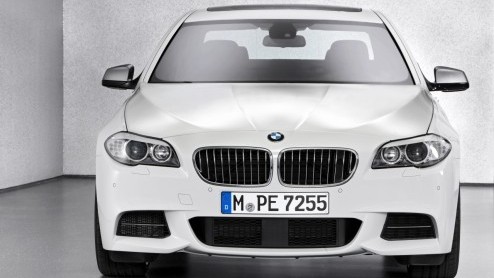 De door BMW aangekondigde M Performance modellen zien vandaag het licht. De Duitsers trappen af met de M550d xDrive en de X5 & X6 M50d. Het trio is voorzien van een 3.0 liter diesel met drie(!) turbo