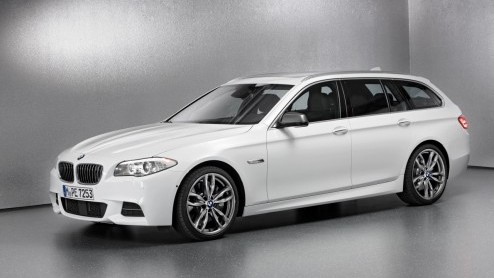 De door BMW aangekondigde M Performance modellen zien vandaag het licht. De Duitsers trappen af met de M550d xDrive en de X5 & X6 M50d. Het trio is voorzien van een 3.0 liter diesel met drie(!) turbo