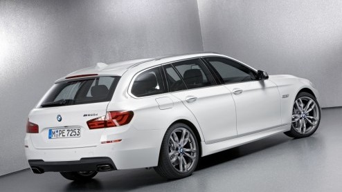 De door BMW aangekondigde M Performance modellen zien vandaag het licht. De Duitsers trappen af met de M550d xDrive en de X5 & X6 M50d. Het trio is voorzien van een 3.0 liter diesel met drie(!) turbo