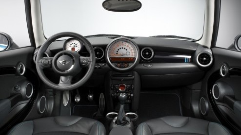 Mini voegt twee speciale uitvoeringen van Mini hatchback; de Baker Street en Bayswater. Ze zijn voorzien van speciale lakkleuren en striping en een interieur met exclusieve kleurencombinaties. Het duo