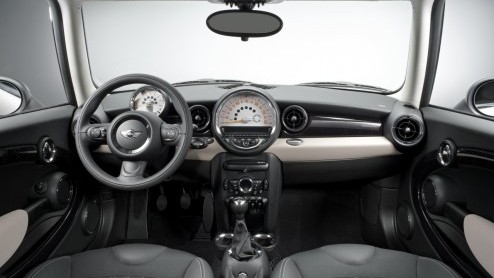 Mini voegt twee speciale uitvoeringen van Mini hatchback; de Baker Street en Bayswater. Ze zijn voorzien van speciale lakkleuren en striping en een interieur met exclusieve kleurencombinaties. Het duo