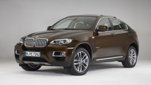 Goed kijken; BMW heeft de X6 vernieuwd! Met een kleine update - waaronder nieuwe bumpers en (LED)koplampen - en de nieuwe M Performance diesel moet de sportieve SUV er weer even tegen kunnen.
