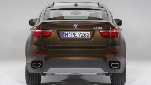 Goed kijken; BMW heeft de X6 vernieuwd! Met een kleine update - waaronder nieuwe bumpers en (LED)koplampen - en de nieuwe M Performance diesel moet de sportieve SUV er weer even tegen kunnen.