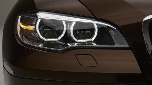 Goed kijken; BMW heeft de X6 vernieuwd! Met een kleine update - waaronder nieuwe bumpers en (LED)koplampen - en de nieuwe M Performance diesel moet de sportieve SUV er weer even tegen kunnen.