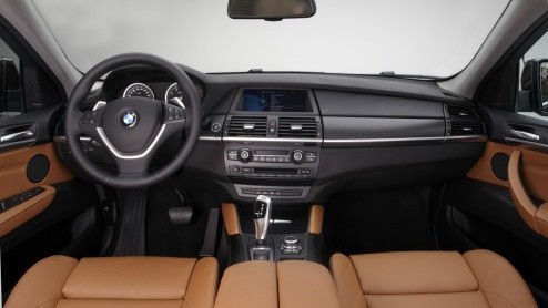 Goed kijken; BMW heeft de X6 vernieuwd! Met een kleine update - waaronder nieuwe bumpers en (LED)koplampen - en de nieuwe M Performance diesel moet de sportieve SUV er weer even tegen kunnen.