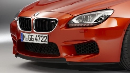 Voorafgaand aan de presentatie op de Autosalon van Geneve heeft BMW de M6 officieel gemaakt. Net als voorheen komt de tweedeurs krachtpatser als Coup en Convertible op de markt. Beide hebben de 560 p