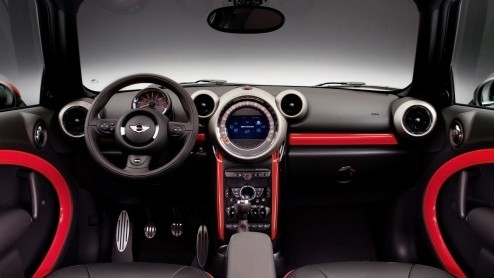 Bij Mini staat de John Cooper Works uitvoering bekend als de sportiefste uitvoering met extra veel kracht. Daarom introduceert het merk nu ook de Countryman in die extra pittige variant. Het doek gaat
