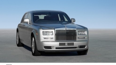 Niet bij uitstek het merk dat veel nieuwe auto's presenteert, Rolls-Royce. Oeroude luxe. De Phantom serie die in 2003 werd gentroduceerd wordt nu echter vervangen met de weinig verhullende naam Phant