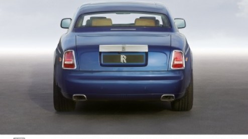 Niet bij uitstek het merk dat veel nieuwe auto's presenteert, Rolls-Royce. Oeroude luxe. De Phantom serie die in 2003 werd gentroduceerd wordt nu echter vervangen met de weinig verhullende naam Phant