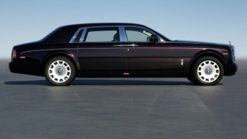 Niet bij uitstek het merk dat veel nieuwe auto's presenteert, Rolls-Royce. Oeroude luxe. De Phantom serie die in 2003 werd gentroduceerd wordt nu echter vervangen met de weinig verhullende naam Phant