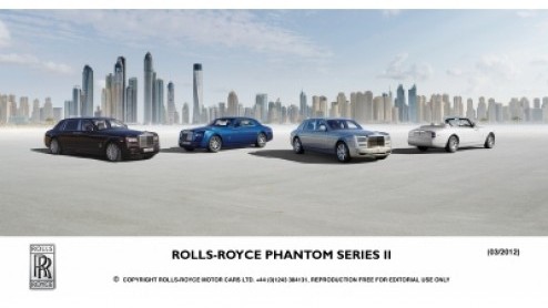 Niet bij uitstek het merk dat veel nieuwe auto's presenteert, Rolls-Royce. Oeroude luxe. De Phantom serie die in 2003 werd gentroduceerd wordt nu echter vervangen met de weinig verhullende naam Phant