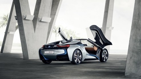 BMW onthult de BMW i8 Concept Spyder. Na de BMW i3 Concept en de BMW i8 Concept het derde studiemodel van BMW i. De hightech open tweezitter beleeft op 23 april op de Beijing Motor Show zijn wereldpre