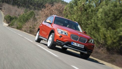 BMW Nederland komt nu zelf met meer informatie over de vernieuwde X1, die vanaf deze zomer bij de dealers staat. Zo wordt de compacte 'SAV' leverbaar met diverse lines en doen twee nieuwe diesels intr
