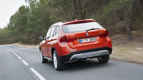 BMW Nederland komt nu zelf met meer informatie over de vernieuwde X1, die vanaf deze zomer bij de dealers staat. Zo wordt de compacte 'SAV' leverbaar met diverse lines en doen twee nieuwe diesels intr