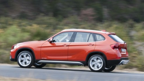 BMW Nederland komt nu zelf met meer informatie over de vernieuwde X1, die vanaf deze zomer bij de dealers staat. Zo wordt de compacte 'SAV' leverbaar met diverse lines en doen twee nieuwe diesels intr