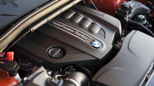 BMW Nederland komt nu zelf met meer informatie over de vernieuwde X1, die vanaf deze zomer bij de dealers staat. Zo wordt de compacte 'SAV' leverbaar met diverse lines en doen twee nieuwe diesels intr