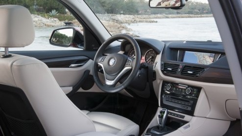 BMW Nederland komt nu zelf met meer informatie over de vernieuwde X1, die vanaf deze zomer bij de dealers staat. Zo wordt de compacte 'SAV' leverbaar met diverse lines en doen twee nieuwe diesels intr