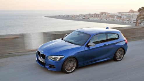 BMW heeft het doek getrokken van de nieuwe driedeurs 1 Serie en maakt gelijk ook van de gelegenheid gebruik om twee nieuwe motoren te introduceren: de 114i en M135i. Daarnaast doet de optie voor xDriv