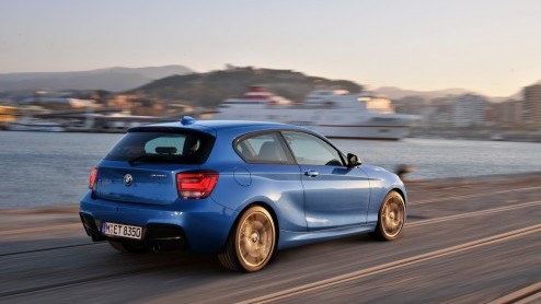 BMW heeft het doek getrokken van de nieuwe driedeurs 1 Serie en maakt gelijk ook van de gelegenheid gebruik om twee nieuwe motoren te introduceren: de 114i en M135i. Daarnaast doet de optie voor xDriv