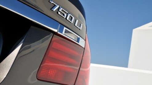 In de omvangrijke vernieuwingsdrift bij BMW mag de 7 Serie niet achterblijven. Met subtiele uiterlijke wijzigingen, zuinigere motoren en de allerlaatste luxesnufjes komt de groter Beier weer in optima