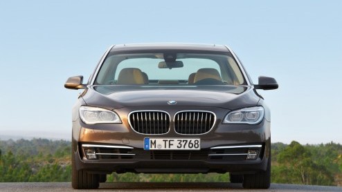 In de omvangrijke vernieuwingsdrift bij BMW mag de 7 Serie niet achterblijven. Met subtiele uiterlijke wijzigingen, zuinigere motoren en de allerlaatste luxesnufjes komt de groter Beier weer in optima