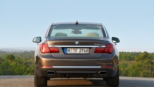 In de omvangrijke vernieuwingsdrift bij BMW mag de 7 Serie niet achterblijven. Met subtiele uiterlijke wijzigingen, zuinigere motoren en de allerlaatste luxesnufjes komt de groter Beier weer in optima
