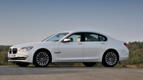 In de omvangrijke vernieuwingsdrift bij BMW mag de 7 Serie niet achterblijven. Met subtiele uiterlijke wijzigingen, zuinigere motoren en de allerlaatste luxesnufjes komt de groter Beier weer in optima