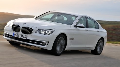 In de omvangrijke vernieuwingsdrift bij BMW mag de 7 Serie niet achterblijven. Met subtiele uiterlijke wijzigingen, zuinigere motoren en de allerlaatste luxesnufjes komt de groter Beier weer in optima