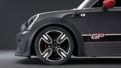 Op het grote MINI-feest MINI United 2012 hebben we kunnen kennismaken met de John Cooper Works GP, de snelste MINI ooit die in november op de markt komt. In een oplage van 2000 stuks, dus dat wordt re