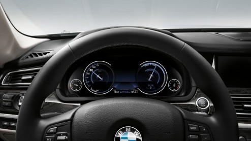 In de omvangrijke vernieuwingsdrift bij BMW mag de 7 Serie niet achterblijven. Met subtiele uiterlijke wijzigingen, zuinigere motoren en de allerlaatste luxesnufjes komt de groter Beier weer in optima