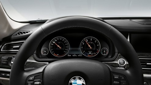 In de omvangrijke vernieuwingsdrift bij BMW mag de 7 Serie niet achterblijven. Met subtiele uiterlijke wijzigingen, zuinigere motoren en de allerlaatste luxesnufjes komt de groter Beier weer in optima