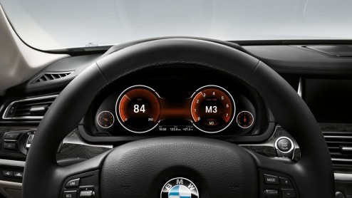 In de omvangrijke vernieuwingsdrift bij BMW mag de 7 Serie niet achterblijven. Met subtiele uiterlijke wijzigingen, zuinigere motoren en de allerlaatste luxesnufjes komt de groter Beier weer in optima