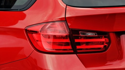 BMW zet de nieuwe 3 Serie Touring vanaf 22 september in de showroom. De stationwagon is geprijsd vanaf 44.130 euro voor de 320d Touring en 45.755 euro voor de 328i. Vanaf november volgen meer benzine-