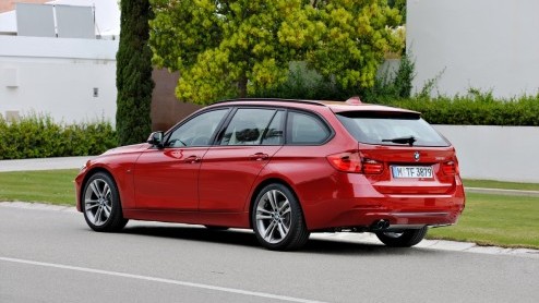 BMW zet de nieuwe 3 Serie Touring vanaf 22 september in de showroom. De stationwagon is geprijsd vanaf 44.130 euro voor de 320d Touring en 45.755 euro voor de 328i. Vanaf november volgen meer benzine-