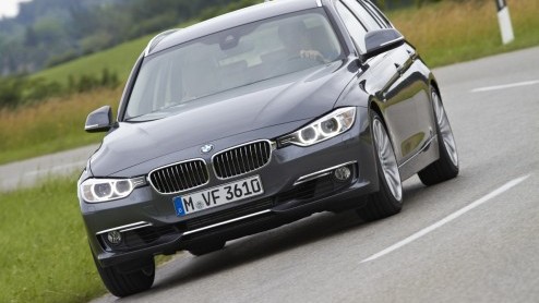 BMW zet de nieuwe 3 Serie Touring vanaf 22 september in de showroom. De stationwagon is geprijsd vanaf 44.130 euro voor de 320d Touring en 45.755 euro voor de 328i. Vanaf november volgen meer benzine-