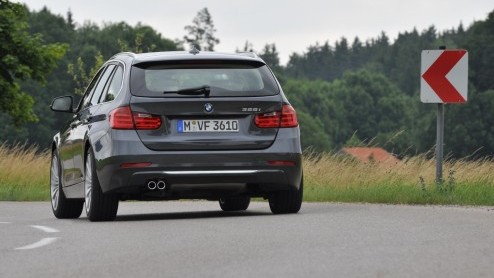 BMW zet de nieuwe 3 Serie Touring vanaf 22 september in de showroom. De stationwagon is geprijsd vanaf 44.130 euro voor de 320d Touring en 45.755 euro voor de 328i. Vanaf november volgen meer benzine-