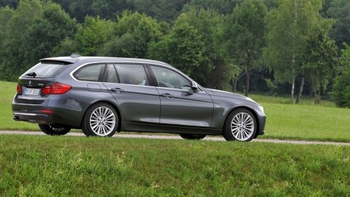 BMW zet de nieuwe 3 Serie Touring vanaf 22 september in de showroom. De stationwagon is geprijsd vanaf 44.130 euro voor de 320d Touring en 45.755 euro voor de 328i. Vanaf november volgen meer benzine-