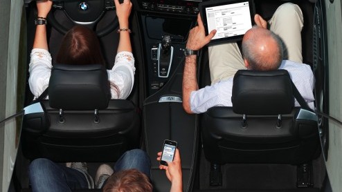 BMW voegt een nieuwe auto-mobiele internettechnologie toe aan het accessoireprogramma met de BMW Car Hotspot LTE. Daarmee is het mogelijk om in en om de auto een 4G verbinding tot stand te brengen.