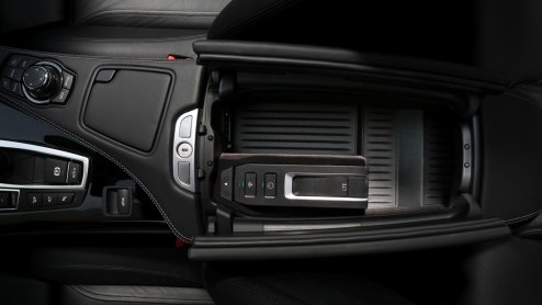 BMW voegt een nieuwe auto-mobiele internettechnologie toe aan het accessoireprogramma met de BMW Car Hotspot LTE. Daarmee is het mogelijk om in en om de auto een 4G verbinding tot stand te brengen.