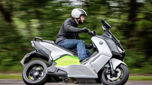 Steeds meer automerken zien heil in het ontwikkelen van een elektrische scooter. In navolging van onder meer smart heeft BMW er nu een; de BMW C evolution. De elektroscooter debuteert als studiemodel