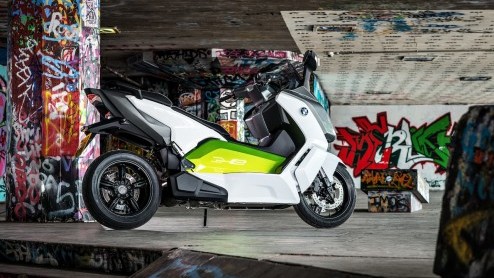 Steeds meer automerken zien heil in het ontwikkelen van een elektrische scooter. In navolging van onder meer smart heeft BMW er nu een; de BMW C evolution. De elektroscooter debuteert als studiemodel