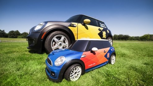Mini heeft voor de Olympische Spelen drie mini MINI's ontwikkeld. Het op afstand bestuurbare trio zal tijdens de Spelen werk uit handen nemen door oa. speren, discussen, kogels en pijlen die verspreid
