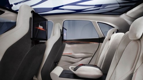 BMW introduceert in Parijs de BMW Concept Active Tourer. Deze plug-in hybride met voorwielaandrijving(!) meet 4.35 meter en wordt aangedreven door een elektromotor en een 1.5 liter turbomotor. CO2-uit