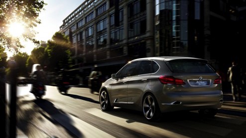 BMW introduceert in Parijs de BMW Concept Active Tourer. Deze plug-in hybride met voorwielaandrijving(!) meet 4.35 meter en wordt aangedreven door een elektromotor en een 1.5 liter turbomotor. CO2-uit