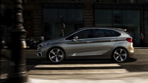 BMW introduceert in Parijs de BMW Concept Active Tourer. Deze plug-in hybride met voorwielaandrijving(!) meet 4.35 meter en wordt aangedreven door een elektromotor en een 1.5 liter turbomotor. CO2-uit
