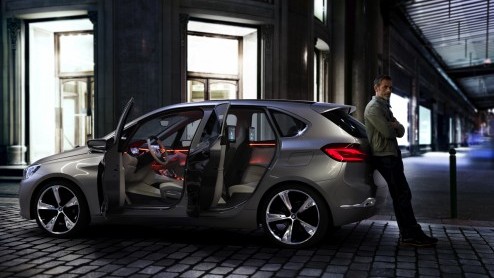 BMW introduceert in Parijs de BMW Concept Active Tourer. Deze plug-in hybride met voorwielaandrijving(!) meet 4.35 meter en wordt aangedreven door een elektromotor en een 1.5 liter turbomotor. CO2-uit