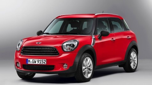 Mini geeft de Countryman een kleine update voor het nieuwe modeljaar. Daarbij is de meeste aandacht uitgegaan naar het interieur. Een aantal benzinemotoren voldoet nu aan de Euro6-emissienorm.