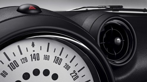 Mini geeft de Countryman een kleine update voor het nieuwe modeljaar. Daarbij is de meeste aandacht uitgegaan naar het interieur. Een aantal benzinemotoren voldoet nu aan de Euro6-emissienorm.
