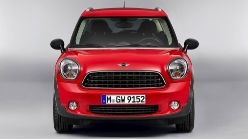 Mini geeft de Countryman een kleine update voor het nieuwe modeljaar. Daarbij is de meeste aandacht uitgegaan naar het interieur. Een aantal benzinemotoren voldoet nu aan de Euro6-emissienorm.